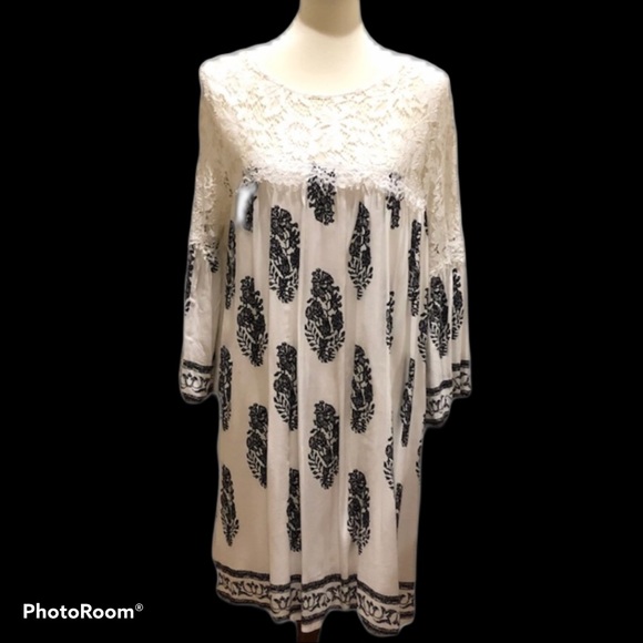 entro Dresses & Skirts - White & Black Boutique dress lined